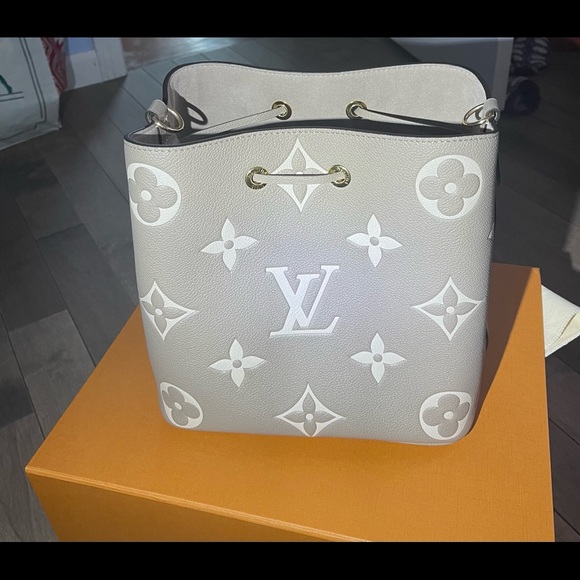 Brand New Louis Vuitton 2021 NéoNoé MM45555 Bicolor Monogram Empreint Dove/Cream - Picture 7 of 13